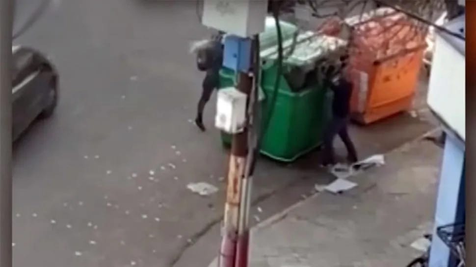 Atrapan y golpean a asaltante que decidió esconderse en un contenedor de basura