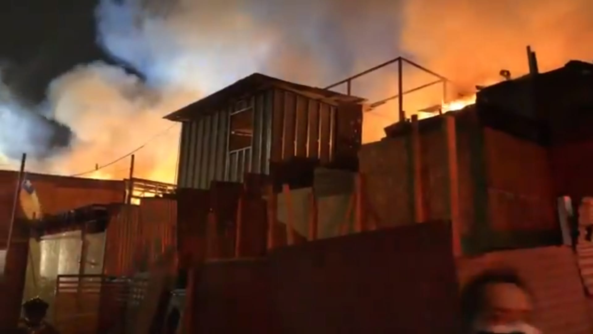 Incendio en campamento de Antofagasta consumió a al menos 10 viviendas