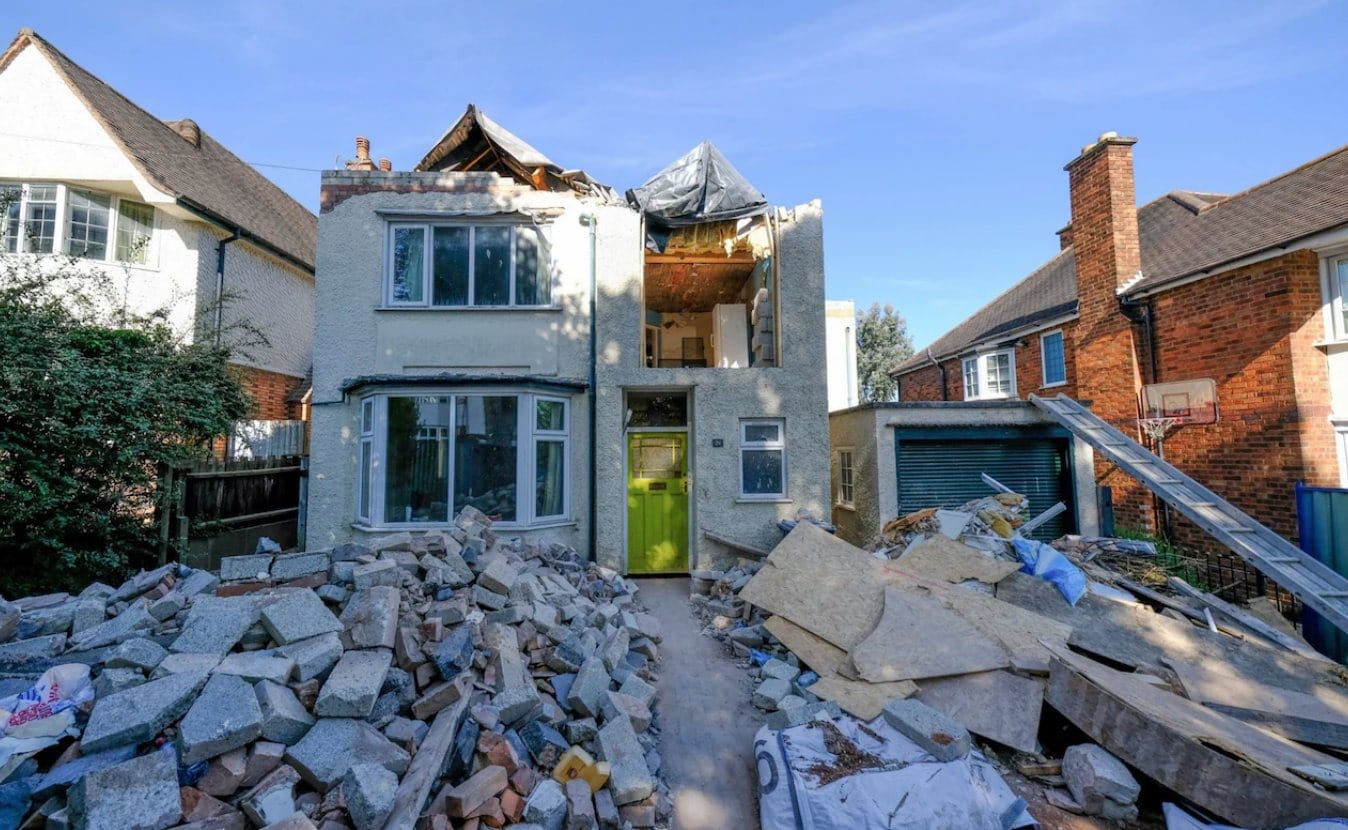 Constructor destruye casa de hombre que no le pagó por estar inconforme con el resultado