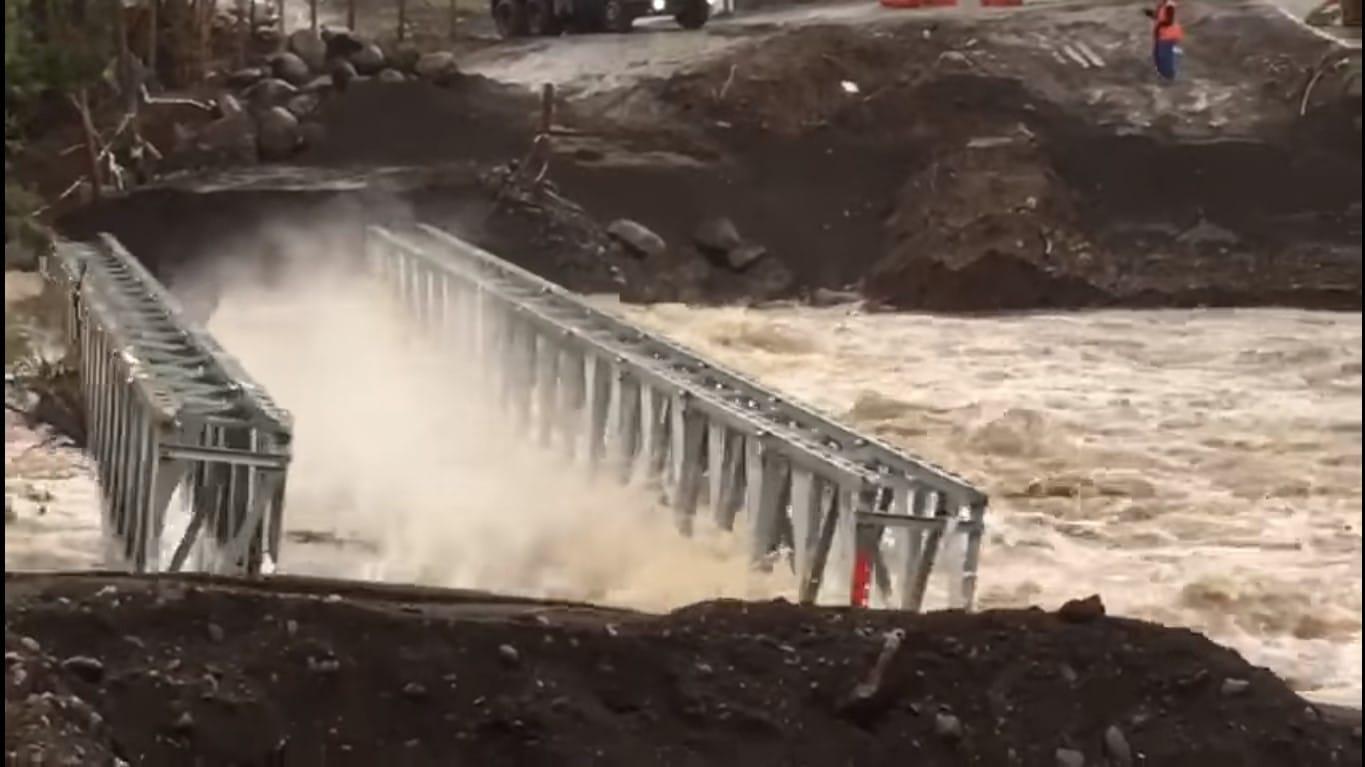 Registran momento en que crecida de río Itata se lleva un puente en Yungay