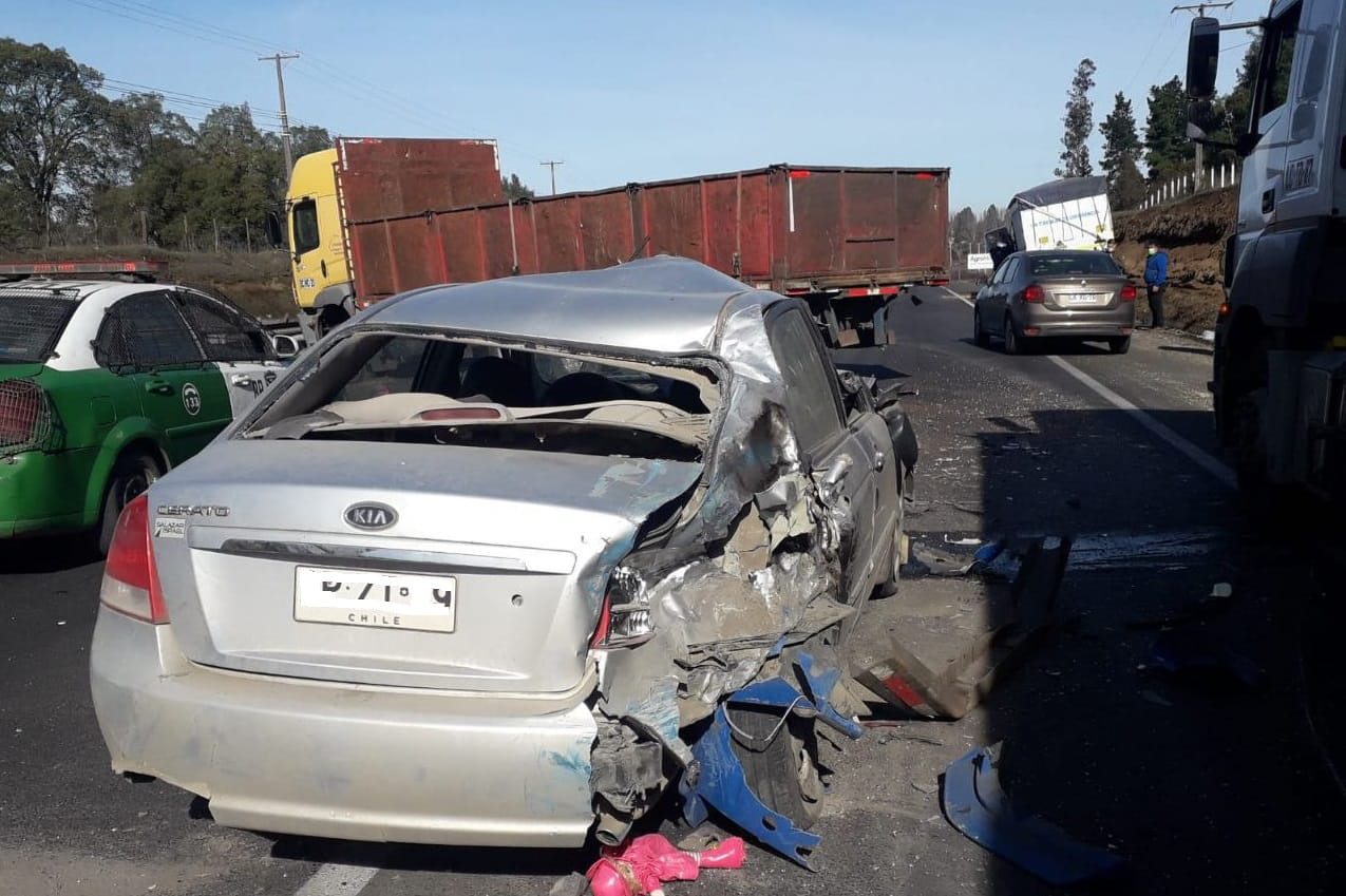 Colisión múltiple en la Ruta 5 en Los Ángeles involucró a dos camiones y un automóvil