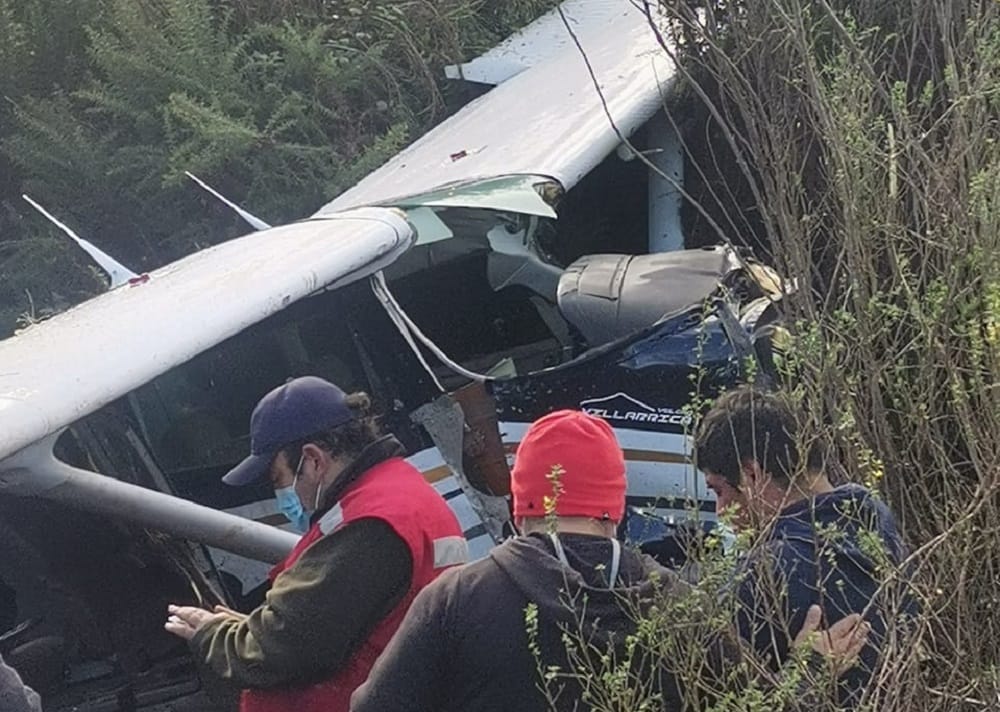 Bomberos de Tirúa aclara que avioneta que capotó llevaba 3 pasajeros y el piloto