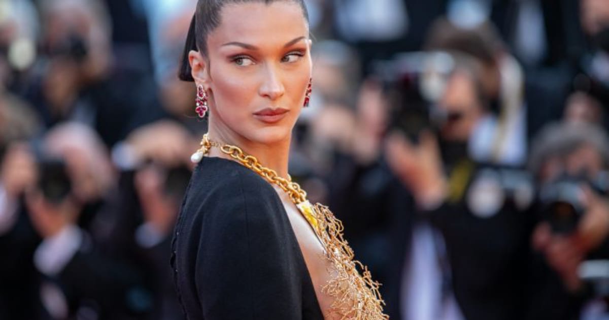 Bella Hadid deslumbró en Cannes con elegante escote y “collar-sujetador”