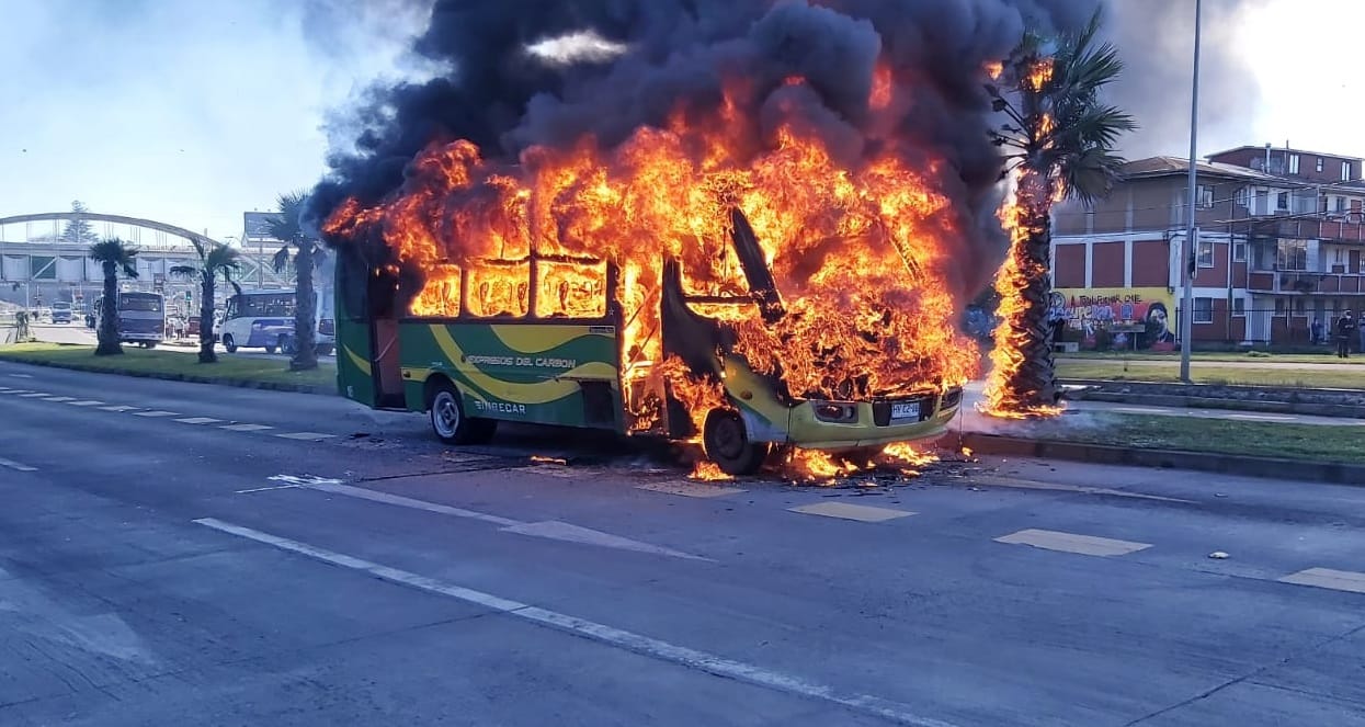 Bus Expresos del Carbón termina envuelto en llamas en medio de la calzada en Concepción
