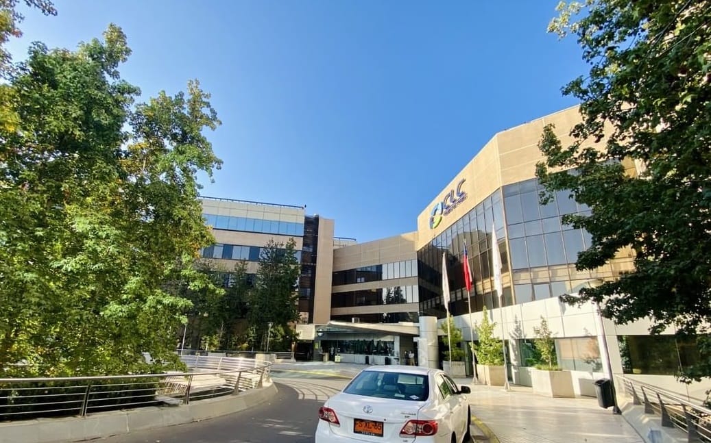Gravísimo: Investigan a director de Clínica Las Condes por obligar a que lo vacunaran con tercera dosis