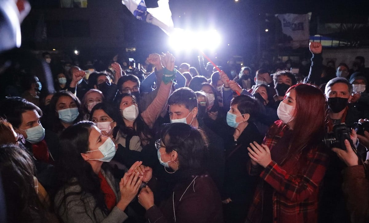 Comando de Gabriel Boric celebra abrumadora victoria en primarias