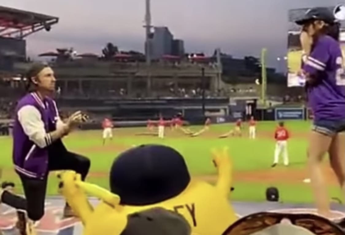 Hombre se volvió viral tras fallida propuesta de matrimonio en un estadio