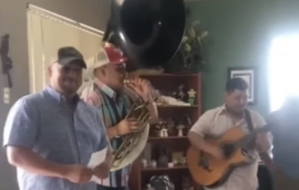 Hombre contrató a una banda de mariachis para celebrar su divorcio