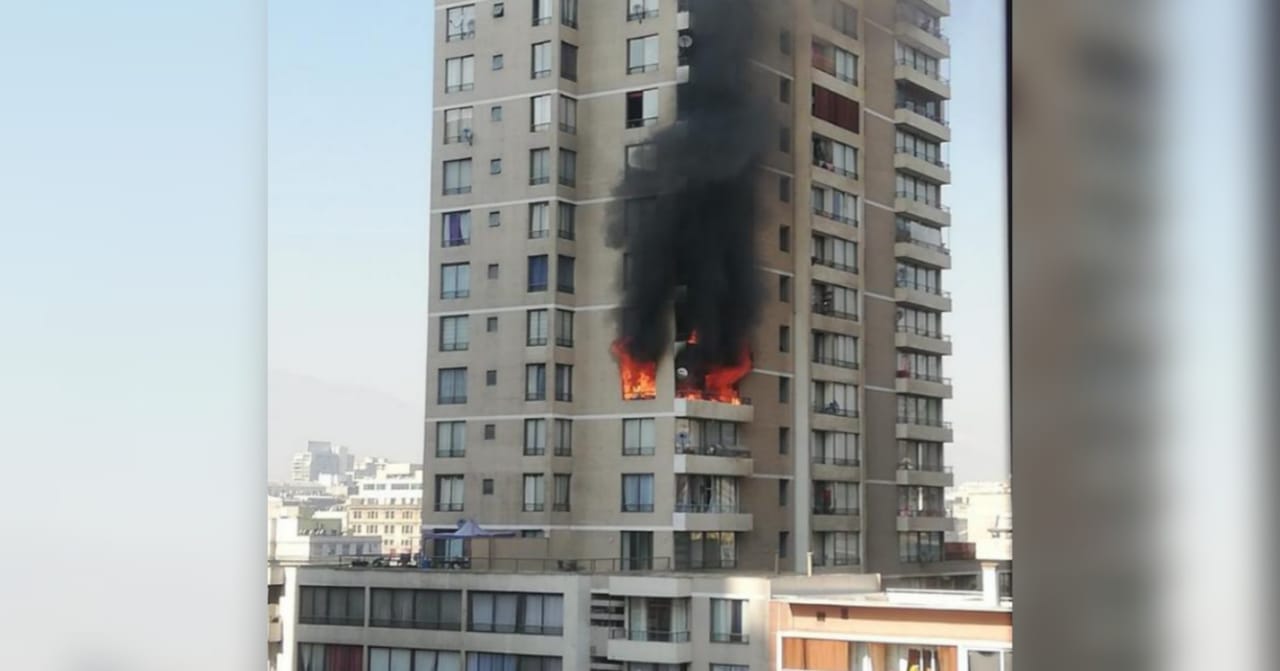 Violento incendio consume departamento en el centro de Santiago