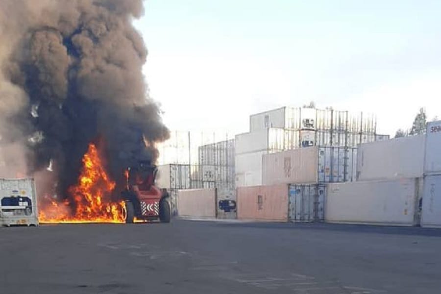Grúa se incendió a la entrada del puerto de Coronel