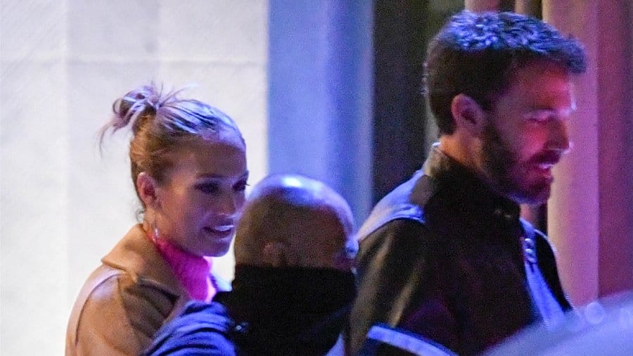 Captan a Ben Affleck y Jennifer Lopez con sus hijos paseando por un parque de los Simpsons