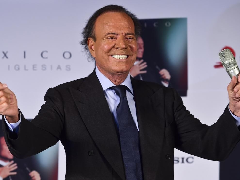 Julio Iglesias se refirió a los memes que hacen sobre él durante este mes