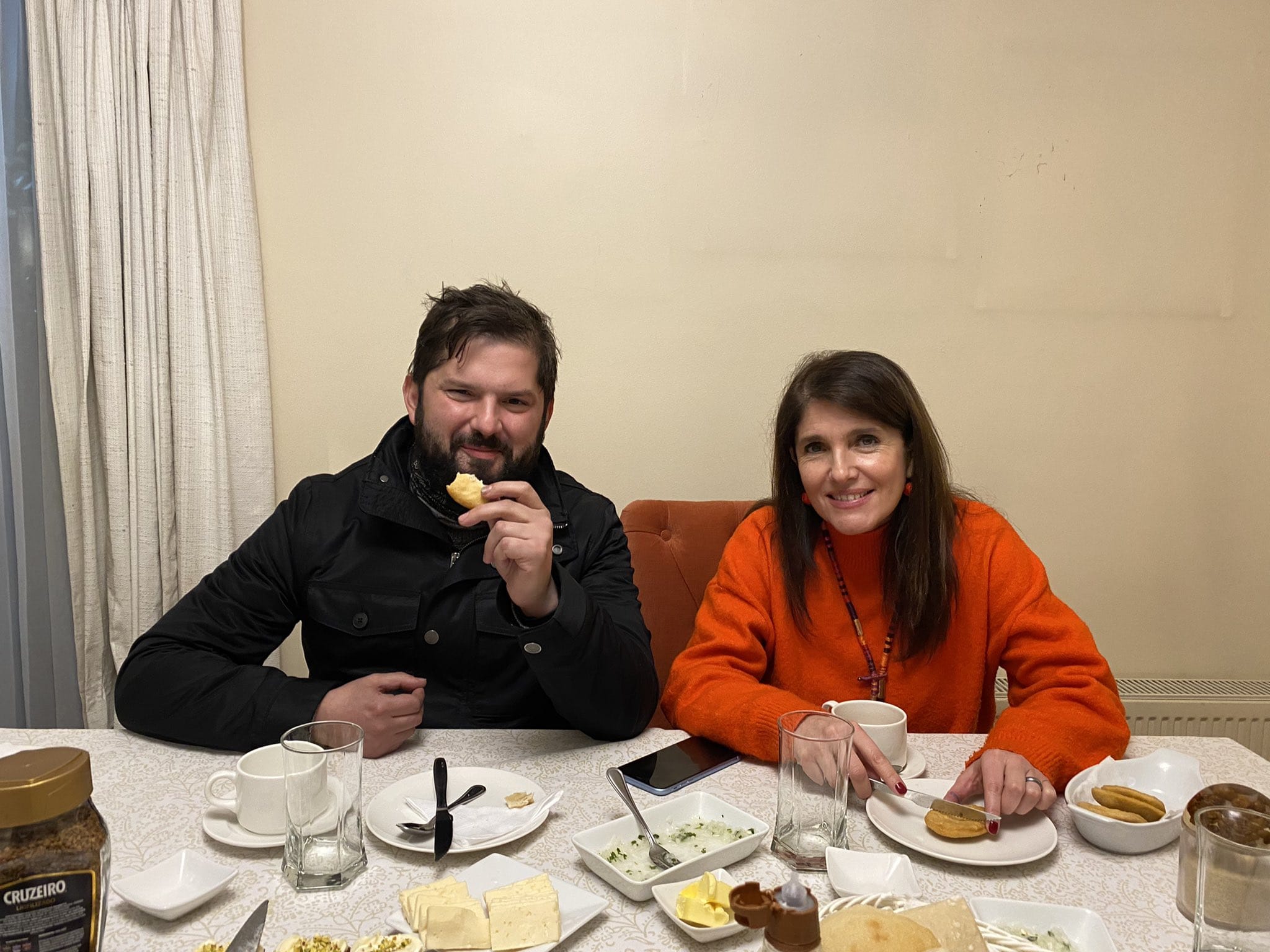 Con sopaipillas: Boric y Narváez tomaron once con tuitera de Concepción