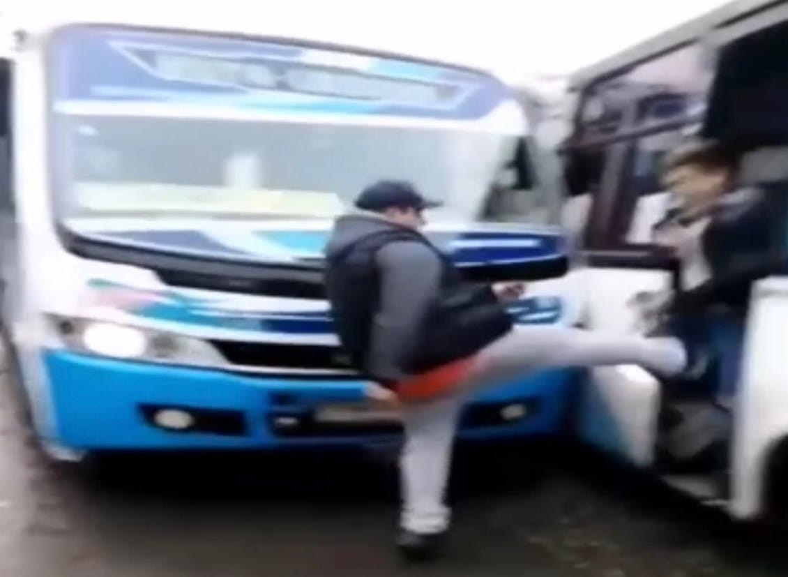 Colisión desencadenó frenética pelea a combos y bastones entre conductores Coronel-Lota