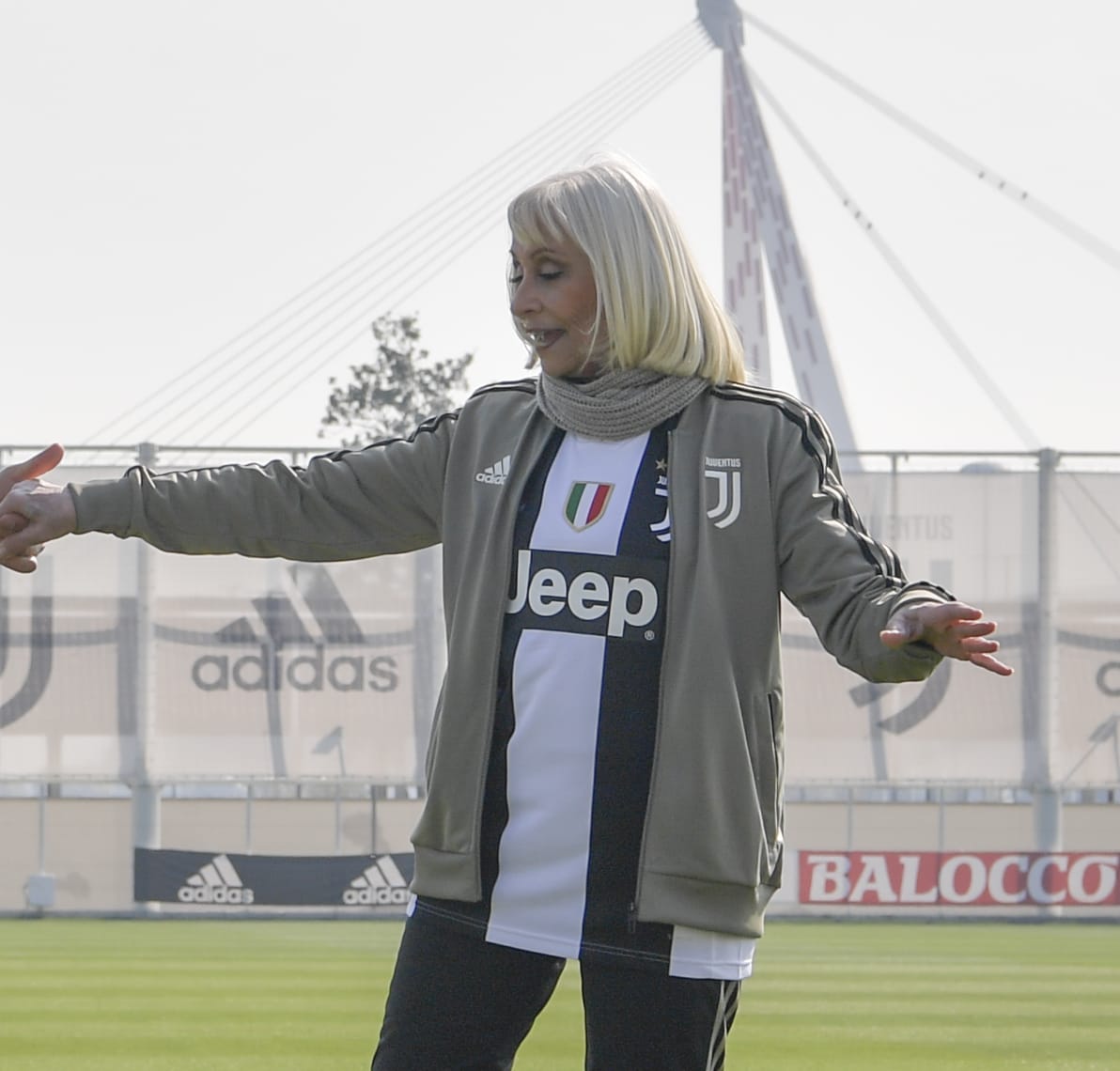 Juventus lamentó el fallecimiento de su célebre hincha Raffaella Carrá