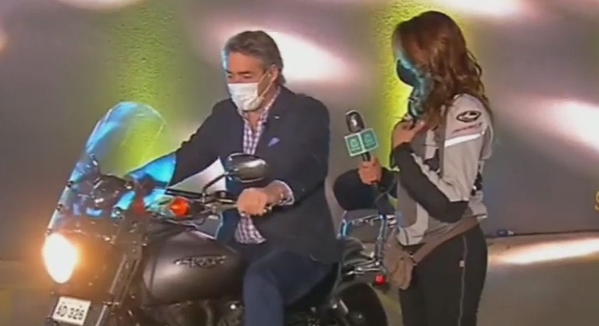 Repenning protagonizó divertido momento y se “arrancó” con la moto de Priscila Vargas