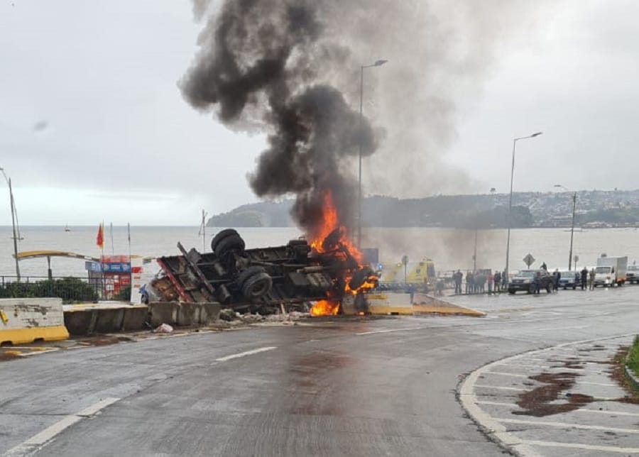 Impacto en Tomé por camión que volcó a la salida de Cuesta Caracol y se incendió en medio de la ruta