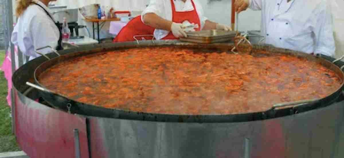 Chef muere después de caer en una olla gigante de sopa hirviendo que preparaba