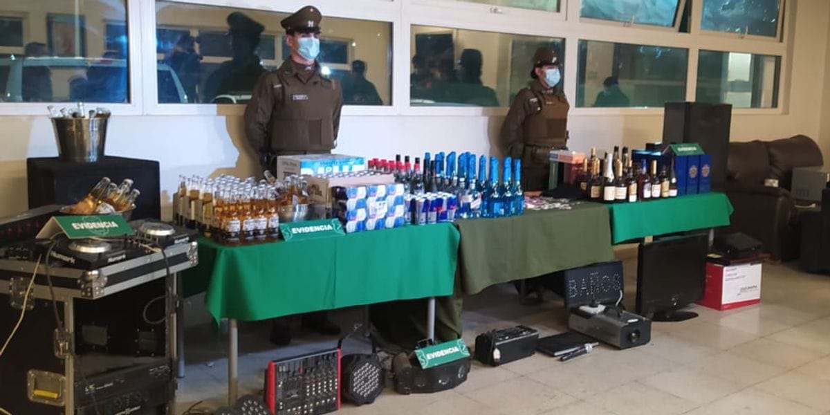 Multitudinaria fiesta en toque de queda: Carabineros detiene a 111 personas