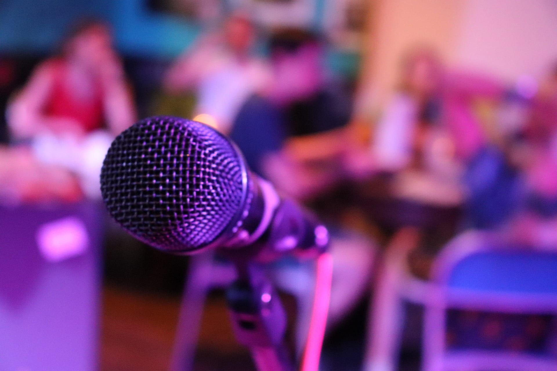 China buscará prohibir un listado de canciones en karaokes