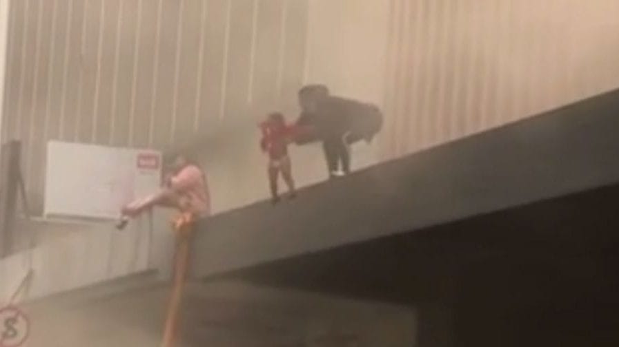 Mujer atrapada en incendio lanzó a su pequeña hija para salvarla de las llamas