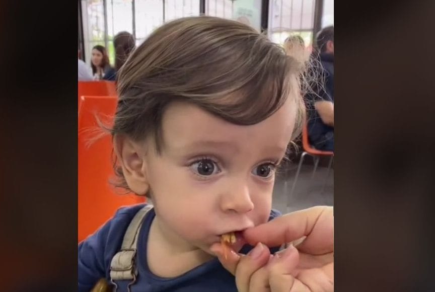 La increíble reacción de niño que come por primera vez un taco