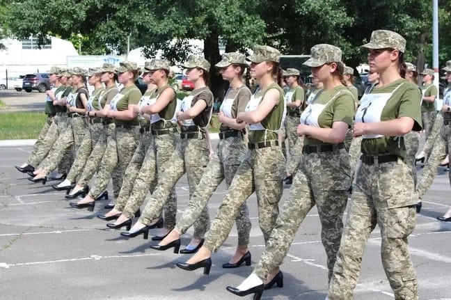 Mujeres militares de Ucrania son obligadas a desfilar con tacones altos