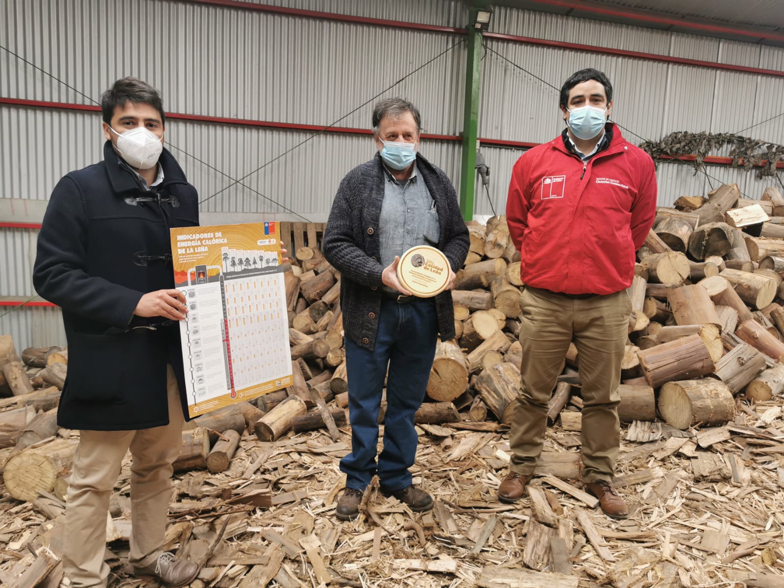 Comerciante y productor reciben Sello de Calidad de Leña en la región del Biobío