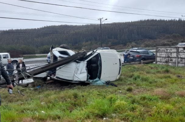 Así resultó automóvil tras choque contra poste en el camino a Penco: Una persona herida