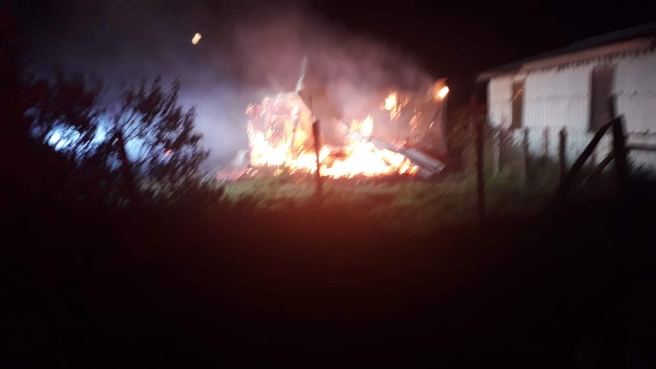 Desconocidos intimidaron y quemaron auto en Tirúa