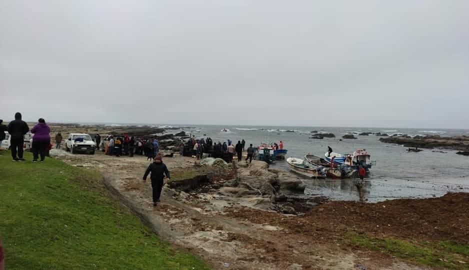 Embarcación con tambores de combustible naufragó frente a costa de Isla Mocha