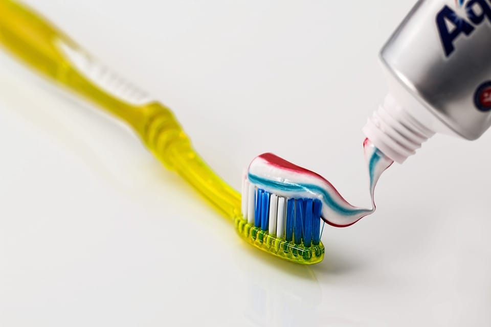 Hombre se quedó dormido mientras se lavaba los dientes y se tragó su cepillo