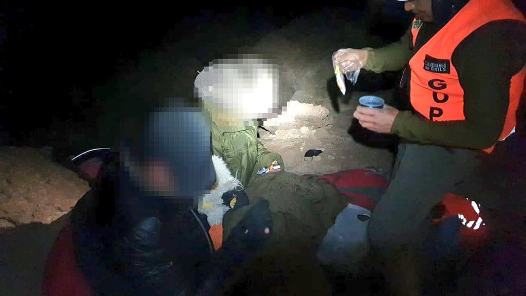 Rescatan a pareja y su mascota extraviadas en cercanías de un volcán al norte del país