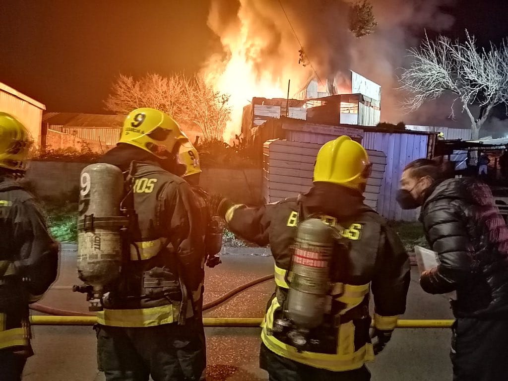 Incendio de grandes proporciones en Concepción: Fuego consume casas y acopio de neumáticos