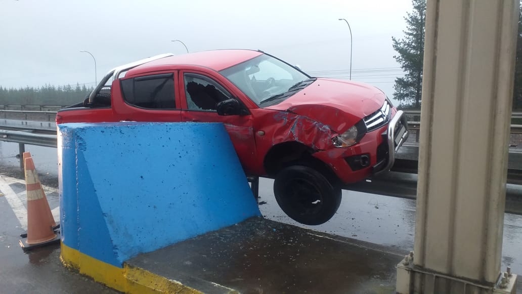 Fuerte choque terminó con una camioneta incrustada en barrera de peaje cerca de los Ángeles