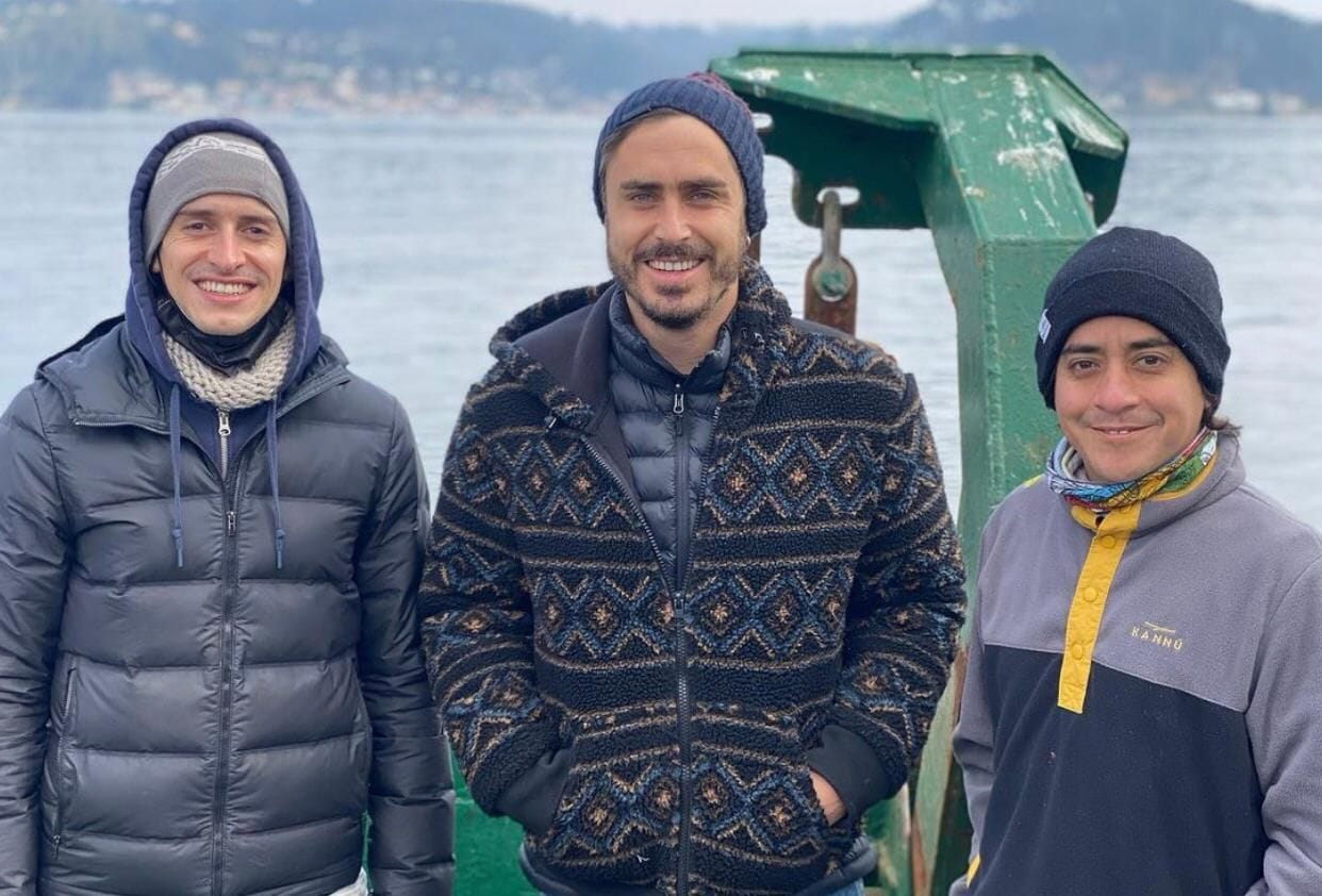 Elenco de Mega se luce grabando en Caleta Cocholgüe de Tomé