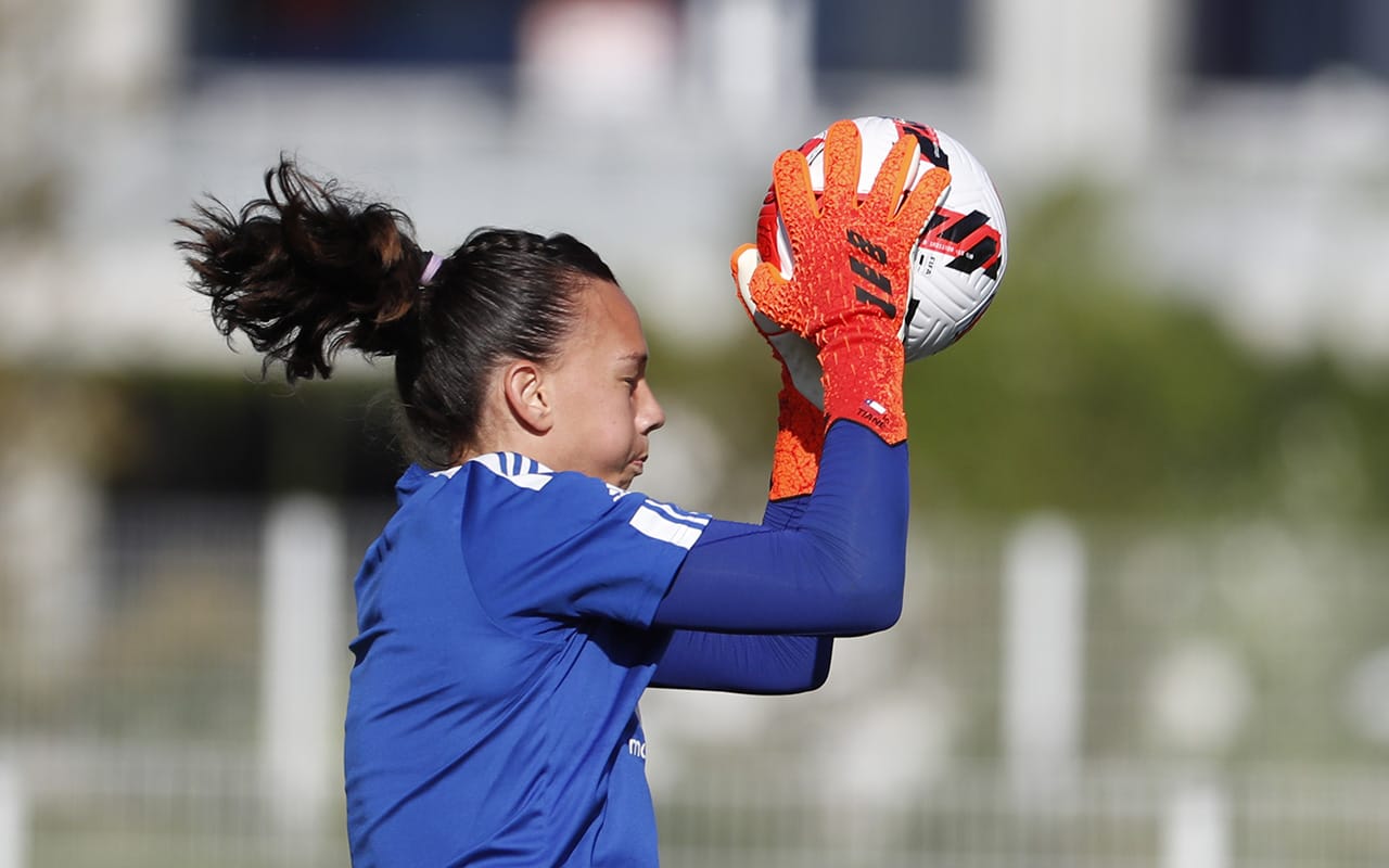 Tiane Endler mostró todo su talento en la portería del Olympique Lyon