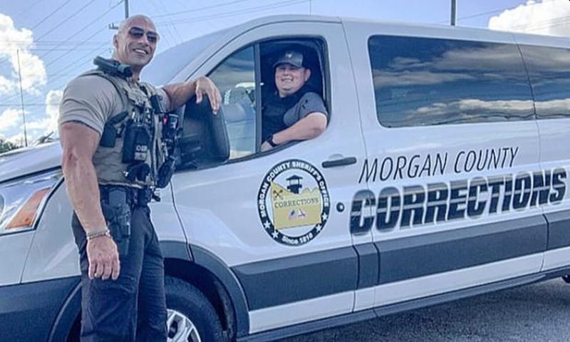 ¡Se pasó! Policía se vuelve viral por ser idéntico a “La Roca”