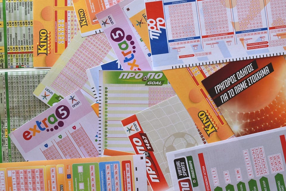 Mujer jugó a la lotería tras cancelarse su vuelo y ganó un millón de dólares