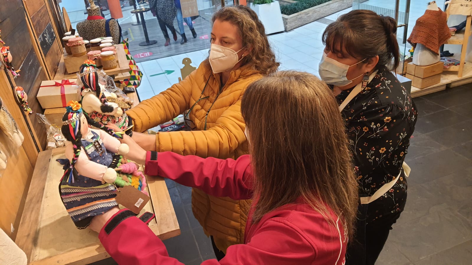 Mujeres emprendedoras del Biobío cuentan  con local en centro comercial para ofrecer sus productos