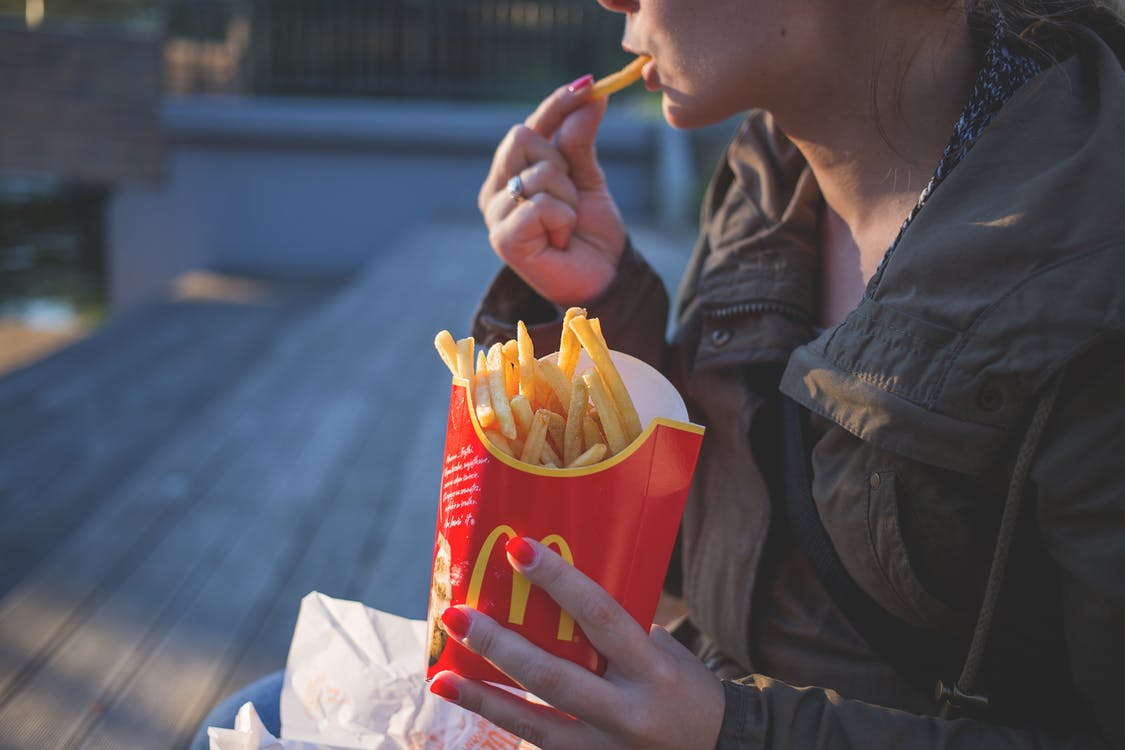 Joven demandó a McDonald’s por “obligarla” a romper su ayuno religioso
