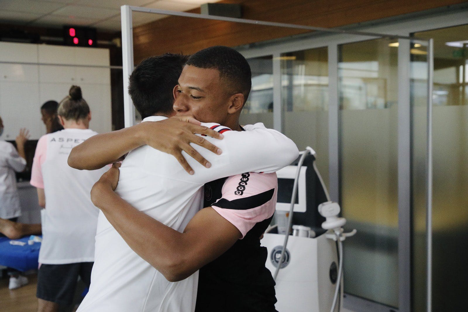 El caluroso abrazo de París: Mbappé le dio una tremenda bienvenida a Lio Messi