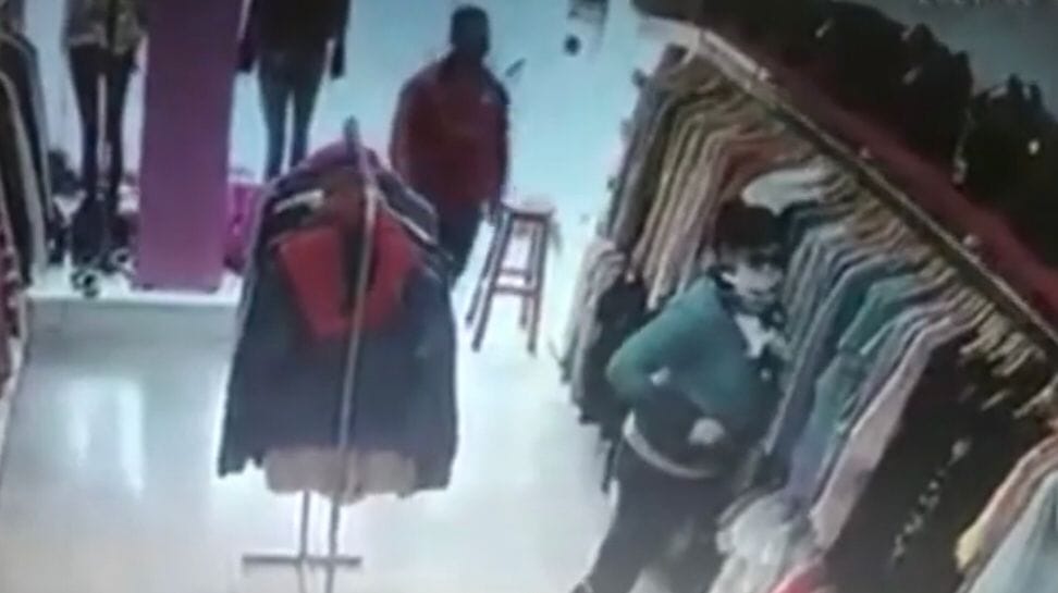 Hombre besó a su víctima para que no sospecharan que estaba robando