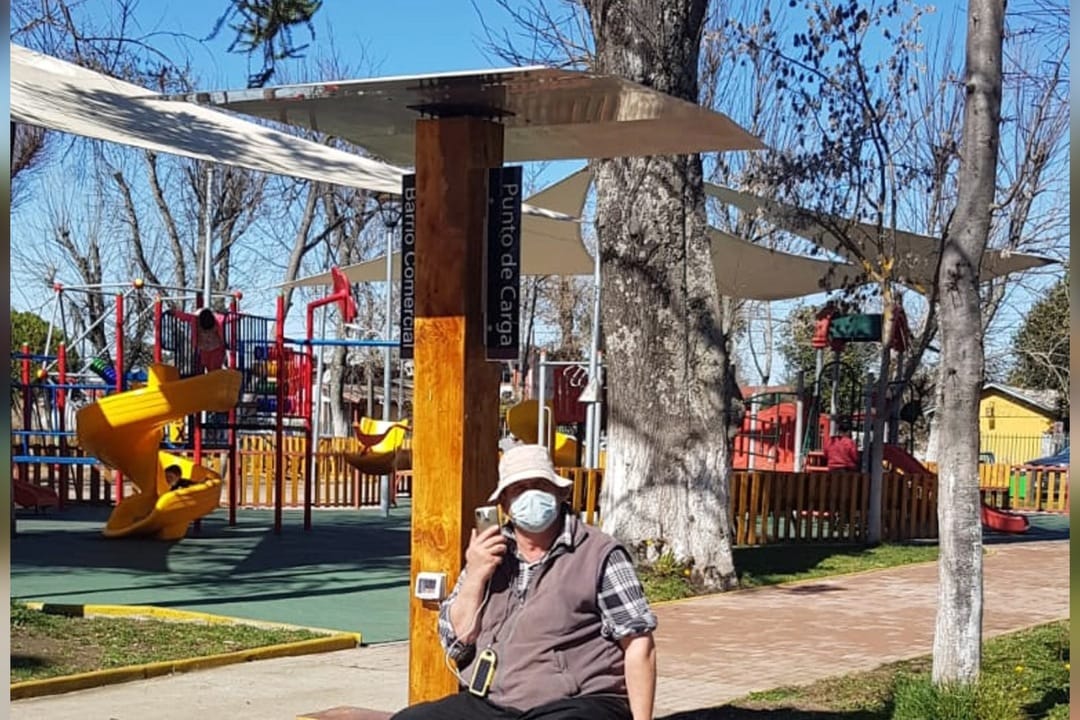 Implementan tótems de energía solar para cargar celulares en Quillón