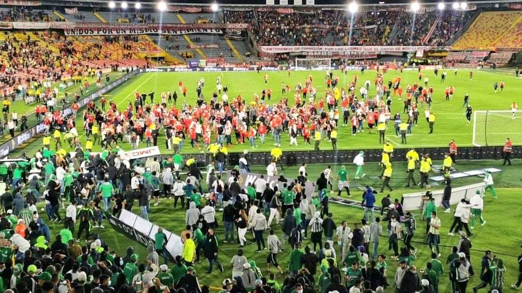 ¡Bochornoso! Batalla campal entre barristas marcó el retorno de los hinchas al estadio