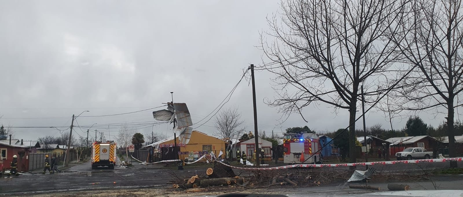 Bomberos de Huépil y Tucapel trabajan para ayudar a los damnificados por tornado