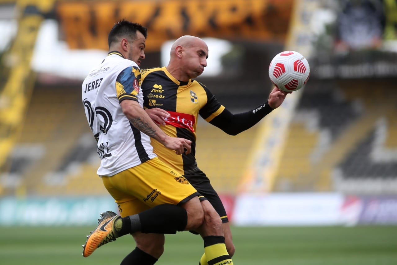 Fernández Vial se encontró con su peor pesadilla y no logra levantar en la Primera B