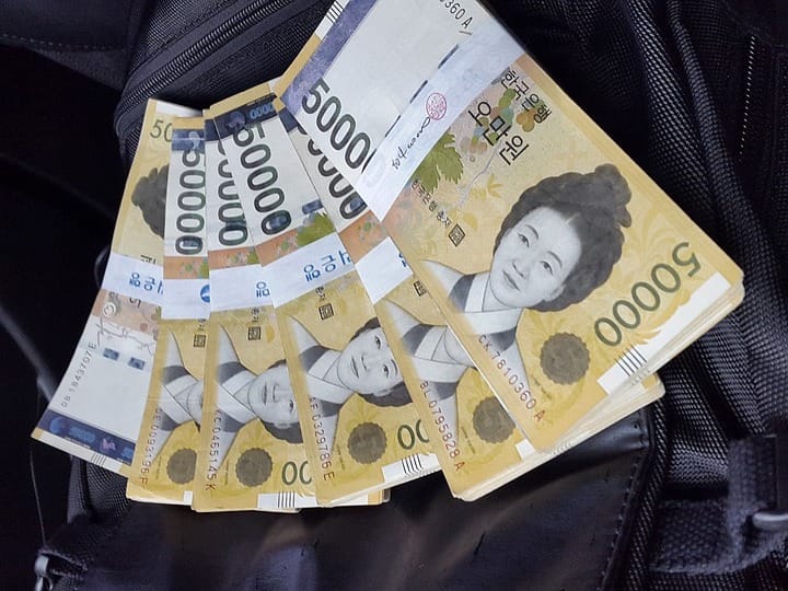Hombre encontró cerca de 75 millones de pesos en refrigerador que compró por internet