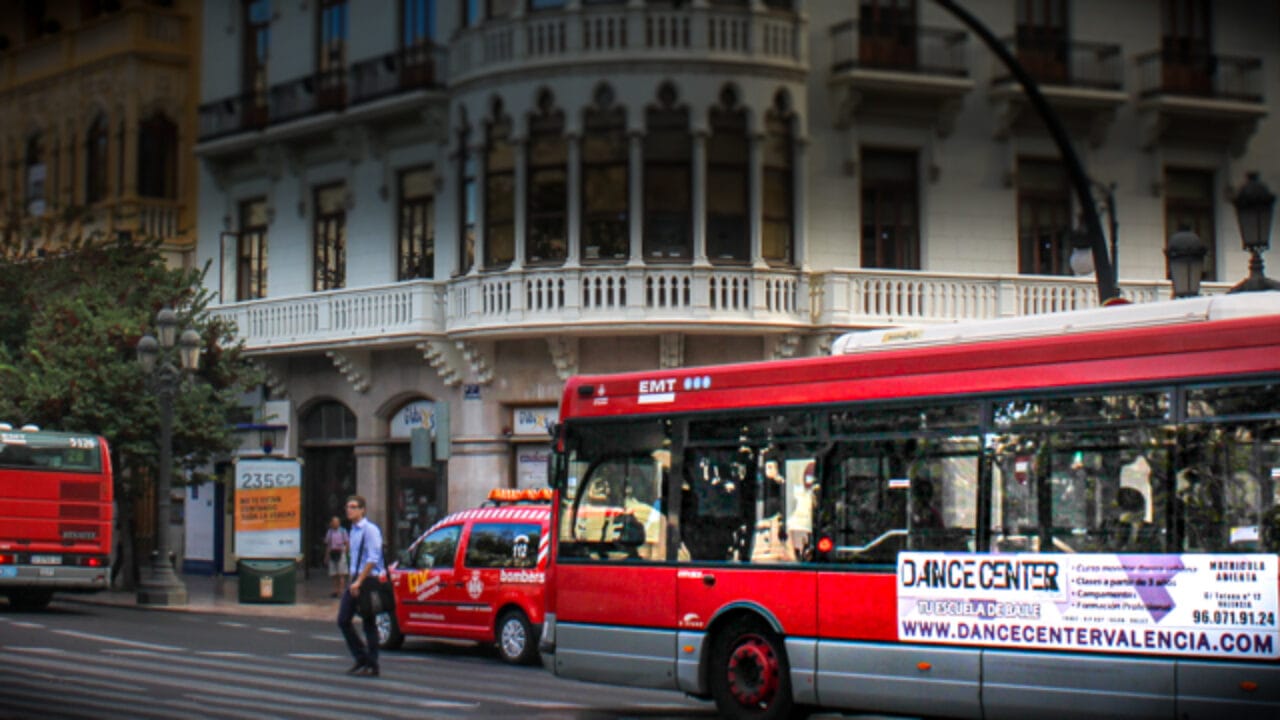 Joven acusó discriminación: Le prohibieron subir a un bus por llevar escote