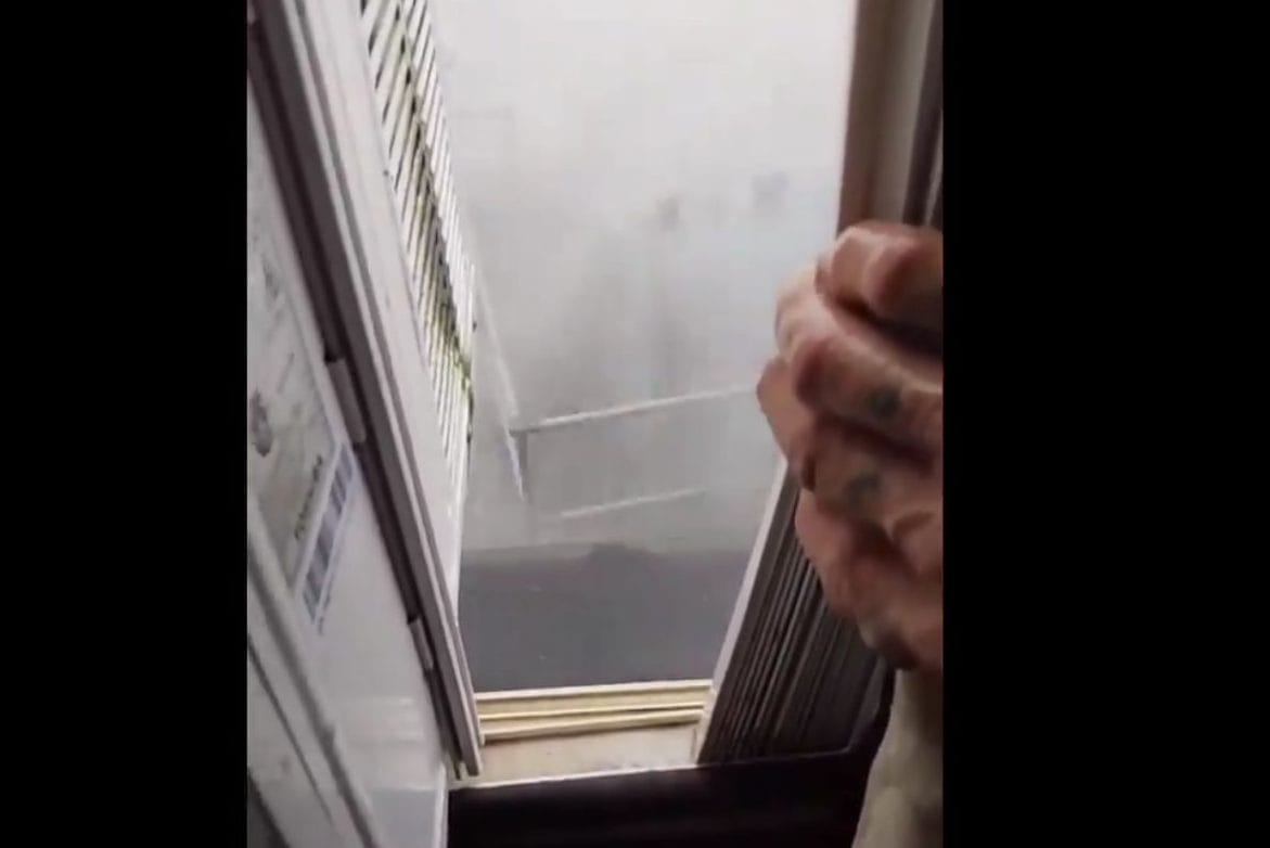 Hombre graba el momento exacto en que el violento Huracán Ida pasa por su casa